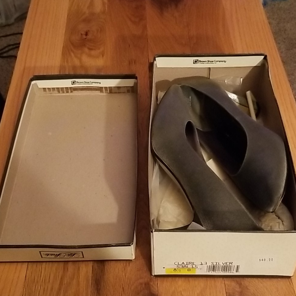 Life Stride Silver Pumps